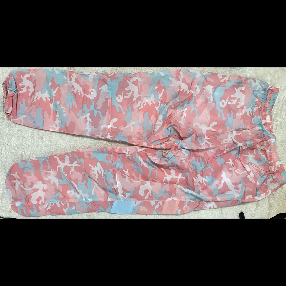 Like new …Kylie trackpant pink camouflage!